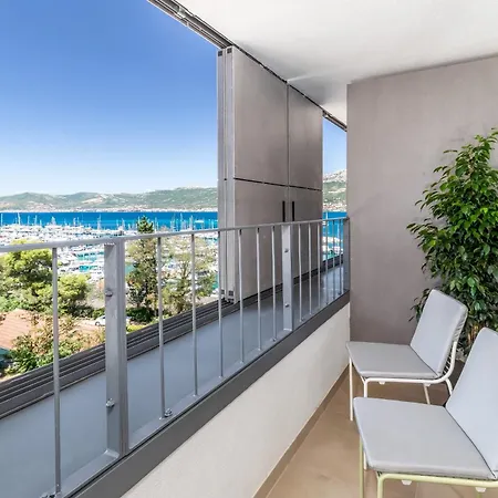 Akademis - Fit 4* Split