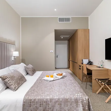 Akademis - Fit 4* Split