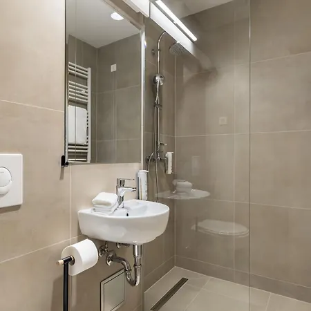 Otel Akademis - Fit Split